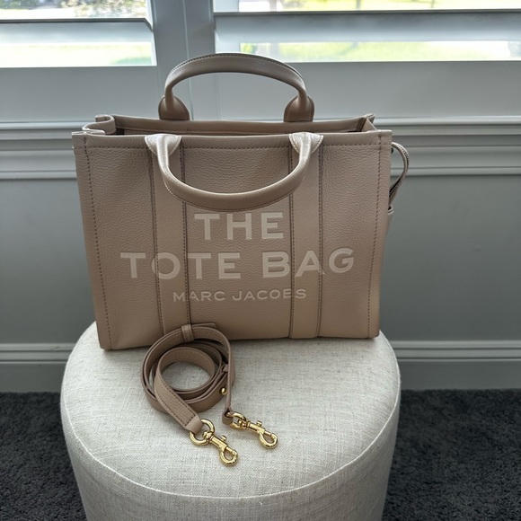 Marc Jacobs The Leather Medium Tote Bag in Twine - Picture 4 of 12